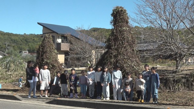 小豆島の冬の風物詩「芋づるの塔」が完成　夜間はイルミネーションも　香川