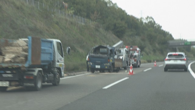 【速報】高松道でダンプカーが横転し積荷が散乱　飯山トンネル出口付近で車線規制による渋滞発生（12日午後0時30分現在）