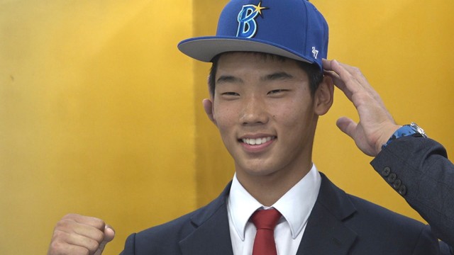 プロ野球ドラフト会議で横浜DeNAから5位指名　おかやま山陽高校の田内真翔選手が仮契約