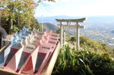 「マンホールおまもり」今年も受験生らに配布　職員が標高400mの神社に祈願　香川・観音寺市