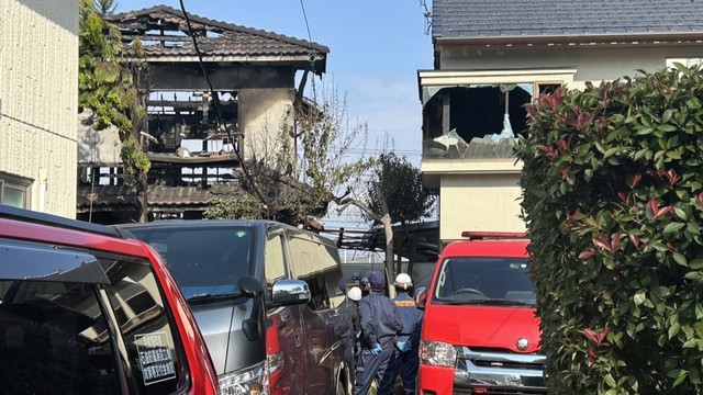 岡山市で住宅全焼　逃げるため2階から飛び降りるなどして住人の親子2人が病院に搬送