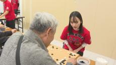 プロ棋士と対局 直接指導も 「囲碁フェスティバル」大人から子どもまで参加　香川