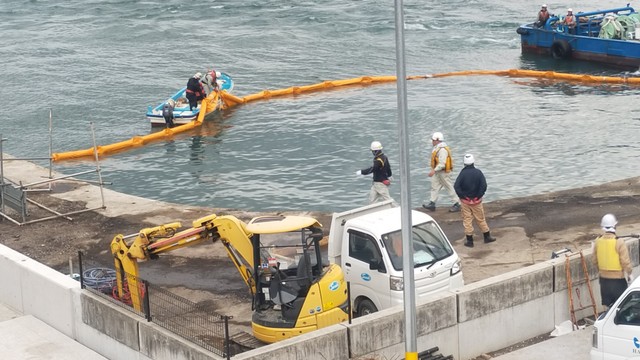 岸壁で作業中、重機ごと海に転落…22歳男性が死亡　高松市