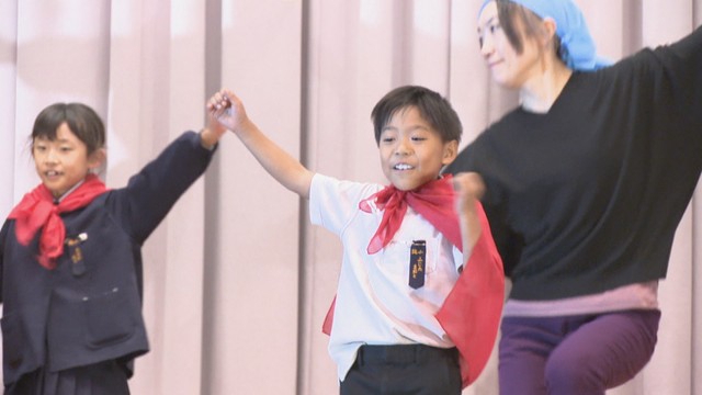 児童が自慢の芸や特技を披露　舞台は「昼休みのステージ」　香川・三豊市