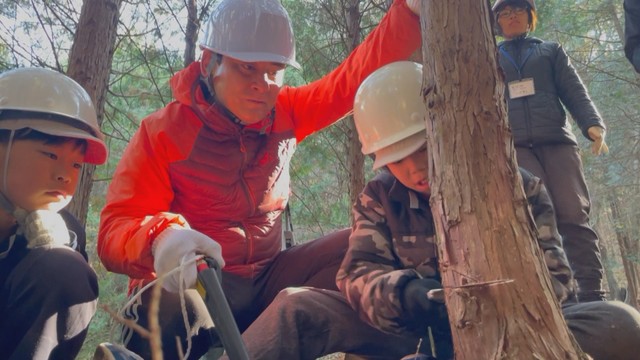 児童が登山家・野口健さんと環境問題を学ぶ　一緒に山で木を育てる体験　岡山・総社市