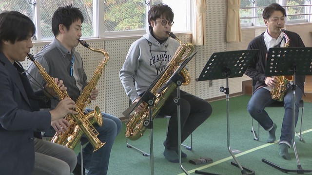 プロのサックス奏者が児童と交流　音楽の自由な楽しみ方伝える　岡山・和気町