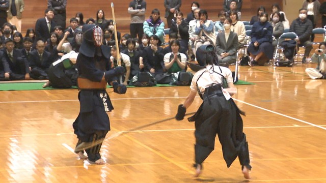 パワーとスピードの剣道vs間合いのなぎなた…勝ったのは？　香川・琴平高校「異種武道大会」