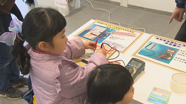 大学の実験機器を使って子どもたちが音や電気を計測するイベントが開かれる　高松市