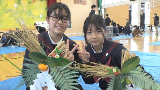 小学生がしめ縄づくりを体験　地域の慣習を学ぶ　香川・観音寺市