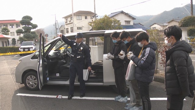 若い世代に警察の仕事の魅力を知ってもらおうと岡山市で体験会が開かれる