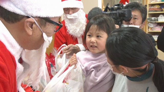 児童養護施設に一足早いクリスマス　サンタさんが子どもたちにプレゼント　岡山市