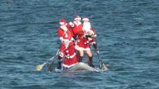 サンタがSUPでやってきた！島の子どもたちにクリスマスプレゼント　香川・小豆島