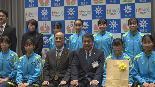 全国中学校駅伝を連覇　京山中学校・女子陸上部が岡山市長を表敬訪問