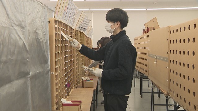 高松市の郵便局で年賀状の仕分け作業　機械で1時間に5万枚の仕分け