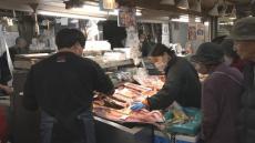 岡山市の岡ビル市場が年越しや正月用の食材を買い求める人でにぎわう