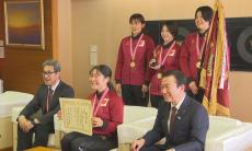 日本ハンドボール選手権大会・女子の部で初優勝　香川銀行シラソル香川が高松市長に報告