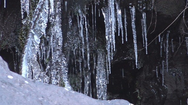 滝が凍って「つらら」に…　香川の5地点で今季最低の気温　小豆島町の内海で-1.9℃　高松市で-0.9℃など