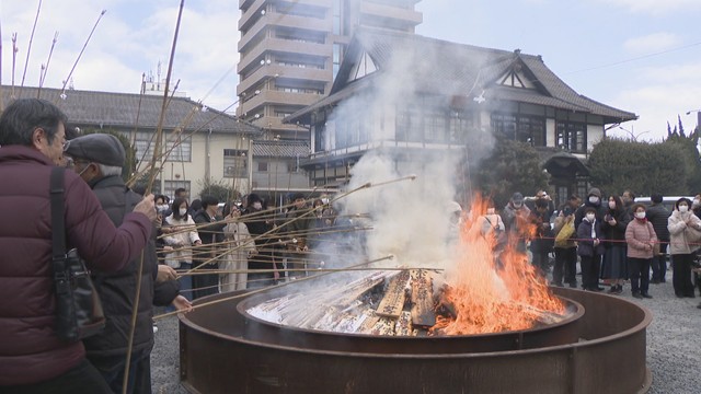 一年の健康と幸せを祈願　正月飾りなど焼く「どんど祭」　岡山市