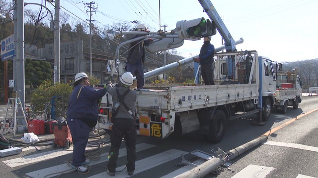 乗用車が衝突し信号柱が折れる　国道193号が一時通行止めに　高松市香川町【14日正午現在】