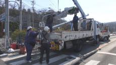 乗用車が衝突し信号柱が折れる　国道193号が一部通行止め　高松市香川町