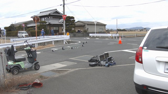 乗用車がシニアカーに衝突　シニアカーの86歳女性が重体　岡山市