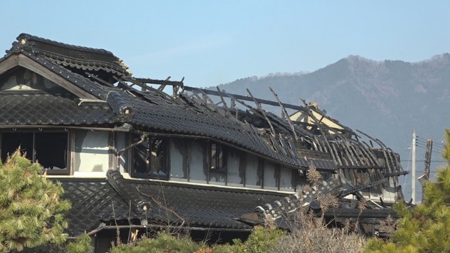 津山市内で住宅が全焼し焼け跡から1人が遺体で見つかる　