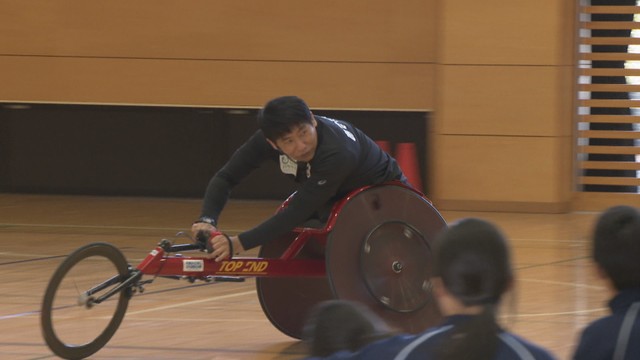 「お互いの違いを認め合って」パラ陸上のレジェンドが小学校で出前授業　児童が競技用車いすを体験　香川・三豊市