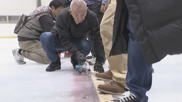 岡山県で国スポが26日開幕　スケートリンクのライン引きなど会場準備進む