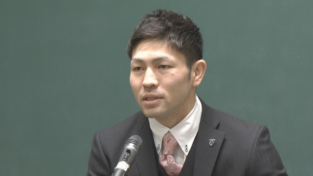 ボクシング世界王者・ユーリ阿久井政悟選手が中学校で講演　岡山・赤磐市