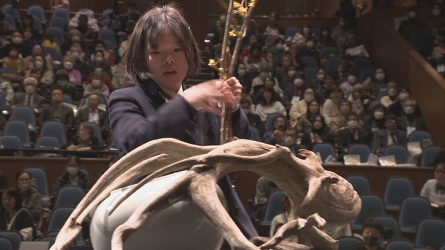 制限時間内に即興で花を生ける「花いけバトル」の全国大会が高松市で開かれる