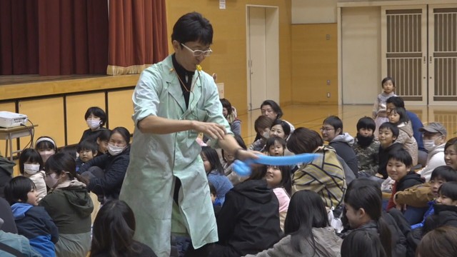 環境パフォーマー・らんま先生が小豆島でサイエンスショー　小学生が環境問題について学ぶ　香川