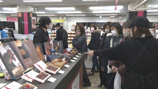 バレンタイン商戦ピーク　ショコラの祭典賑わう　岡山