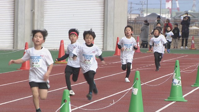 丸亀市で小学生のマラソン大会　約880人が元気よく駆け抜ける　香川