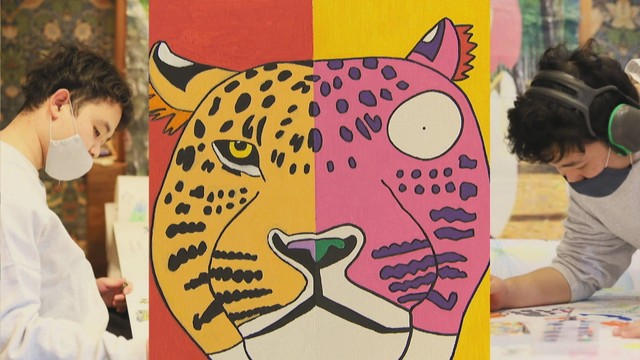 自閉スペクトラム症の双子アーティストが初個展 左右半分ずつ描いた