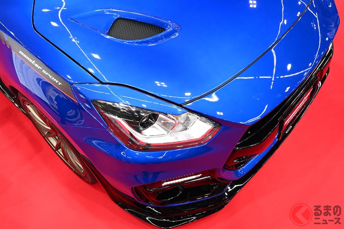 スズキ「スゴいスイスポ」世界初公開！ 反響多数の巨大羽根＆青黒