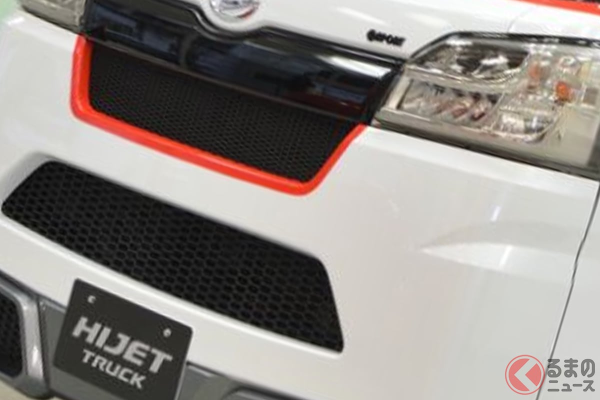 ダイハツ「4WDスポーツ“軽トラ”」！ 「ロードスター」スタイルの「ハイゼット トラック ジャンボ」！ 3本出しのマフラーもイイ「スポルツァVer.」どんなモデル？