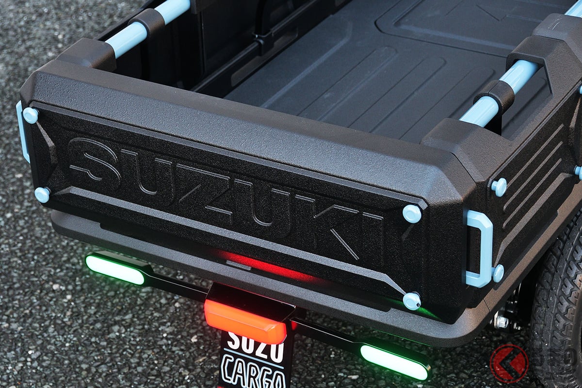 “運転免許”が無くても乗れる！ スズキの「ちいさい軽トラ!?」がスゴい！ お一人さま用の「超小型ボディ」に使い勝手サイコーな「荷台」を装着！ 高齢者でも安心の“4輪走行”可能な「スズカーゴ」とは！
