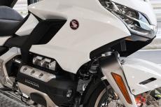 ホンダのバイクの王様「ゴールドウイング ツアー」新色対決！ 5万5000