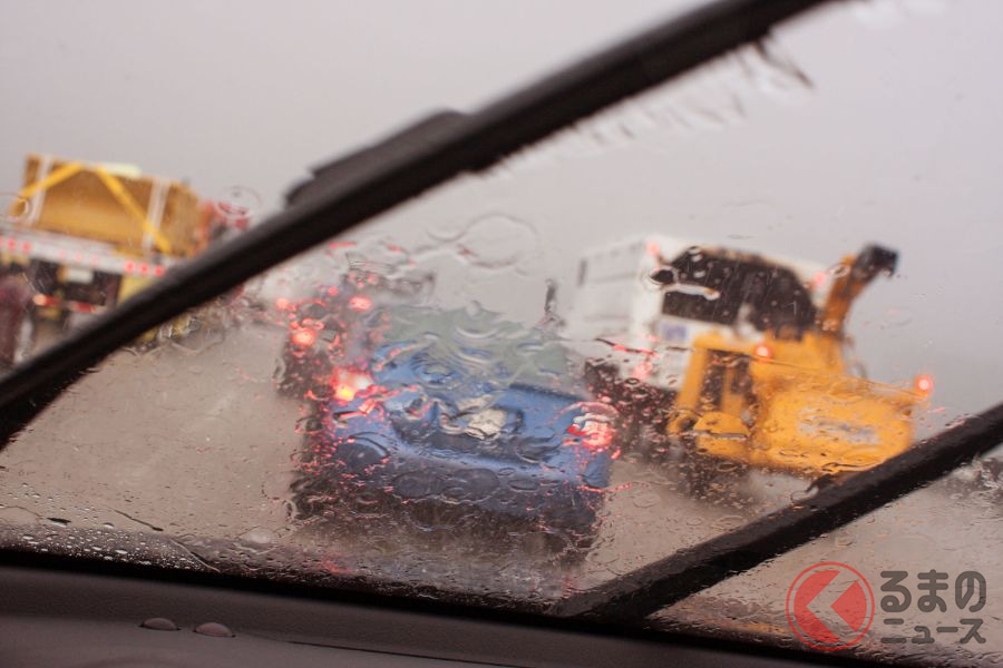 台風接近時の運転は要注意！ 豪雨や暴風時に走行するときの対処法とは
