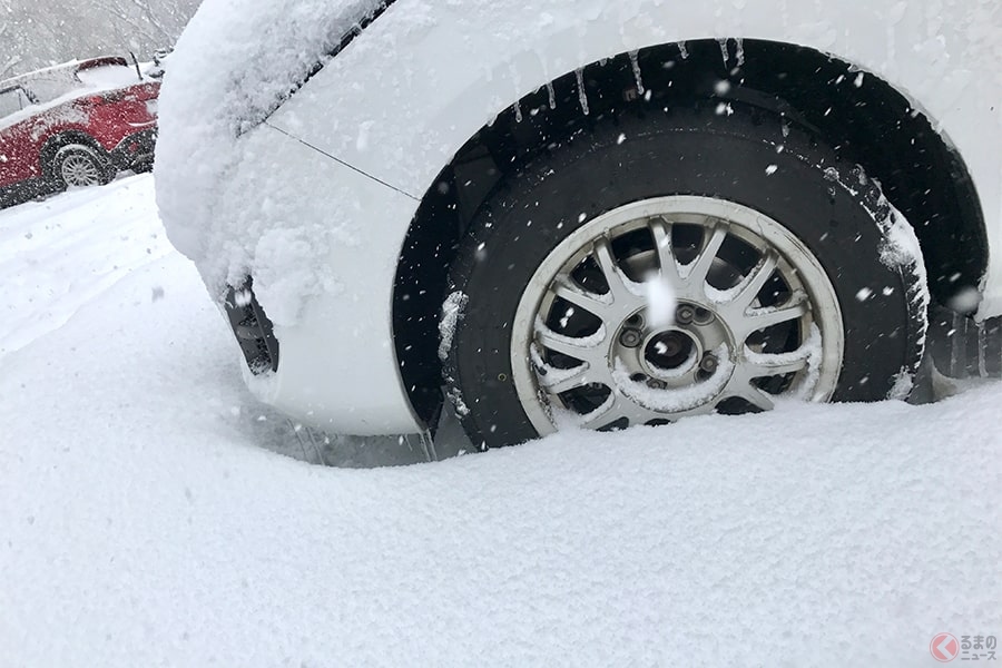 まだ夏タイヤなのに… 突然の雪に見舞われたらどう対処すべき？