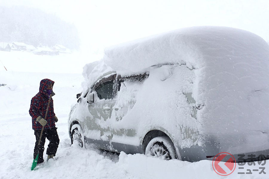 大雪によるクルマの立ち往生が増加！ 車内に閉じ込められたときの対処法とは