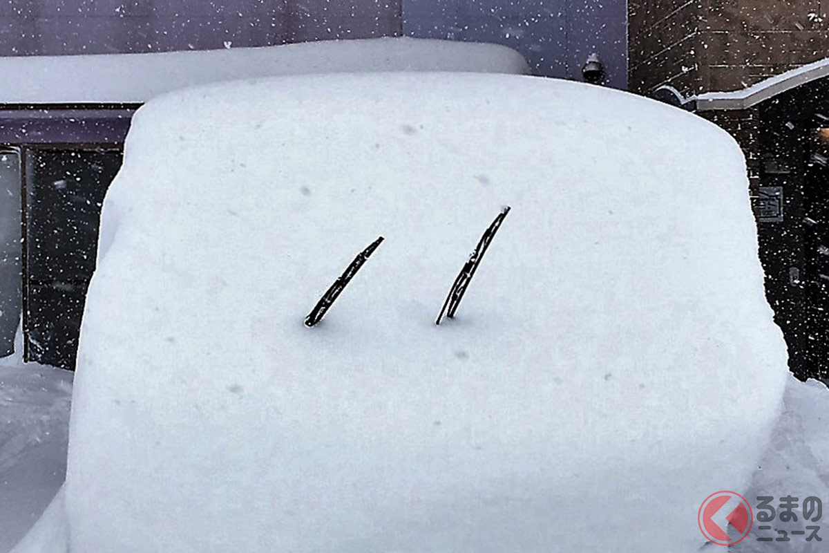 車のワイパーを降雪予報でなぜ立てる？ よく見る光景「立てる」重要性とは