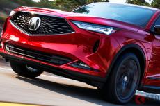 ホンダ高級3列SUVが全面刷新！ アキュラ新型「MDX」発売　3.5LV6搭載で「NSX」けん引して疾走