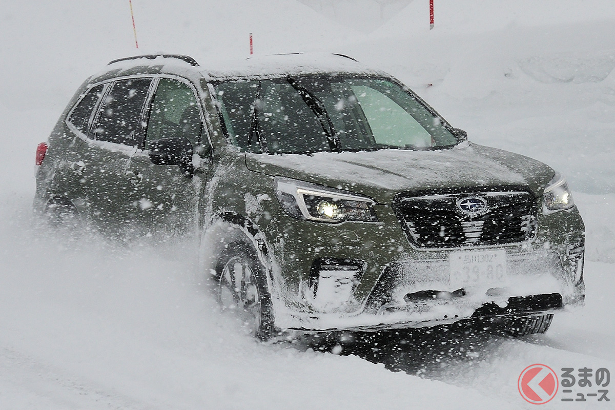 「雪道最強の乗用車！」 スバル新型「フォレスター」は雪でも無敵？ 安定感バツグンの訳は