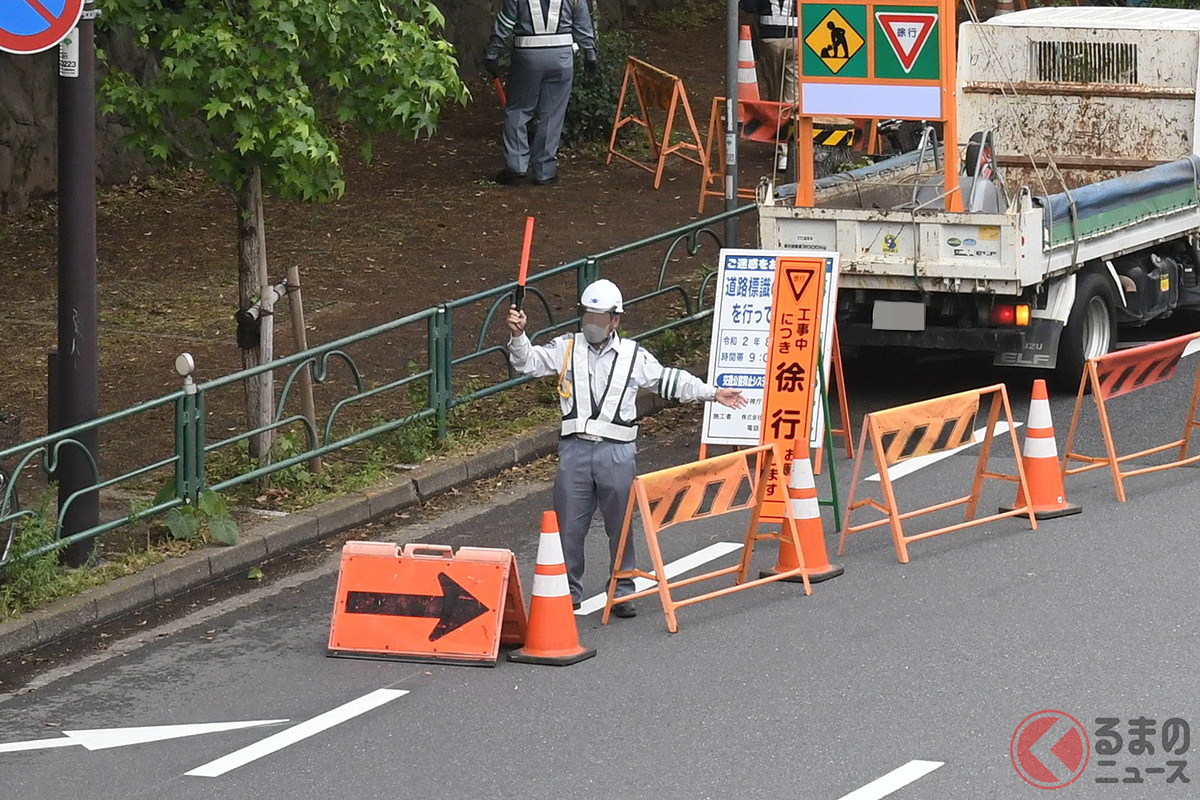 よく見る「交通誘導員」ってどんな仕事？ 重要な役割になる存在！ 肝は体力勝負？