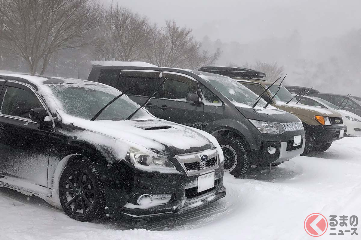 長時間駐車は積雪に注意！ 寒さをしのぐためにエンジンかけっぱなしでOK？ クルマの冬対策とは