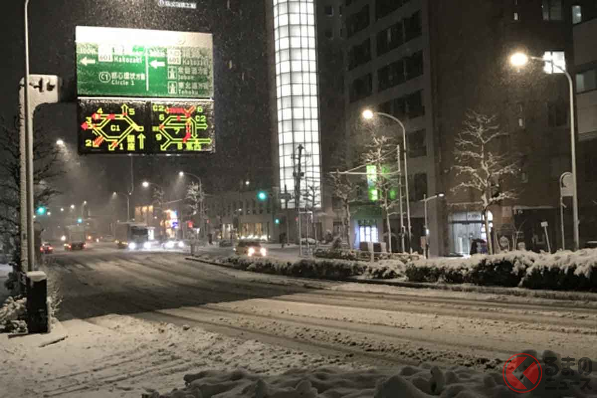 東京で再び大雪予報!? 車の「滑りすぎ」再発防止は必至！ 運転時に警戒すべきポイントは？ 歩行者は「ペンギン歩き」推奨