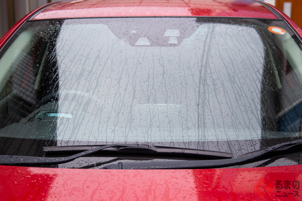 車の窓ガラスにこびりつく「水アカ」の正体は？ 視界不良の危険もある!? 水アカ撃退法とは