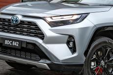 ツヤあり黒アクセントがスポーティ! トヨタ新型「RAV4」が豪で登場！ 大幅改良でハイブリッド車拡充