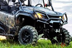 ホンダが迷彩色の新「UTV」を発表!? 新型「パイオニア1000フォレスト」がカッコいい 246万円から 米で登場